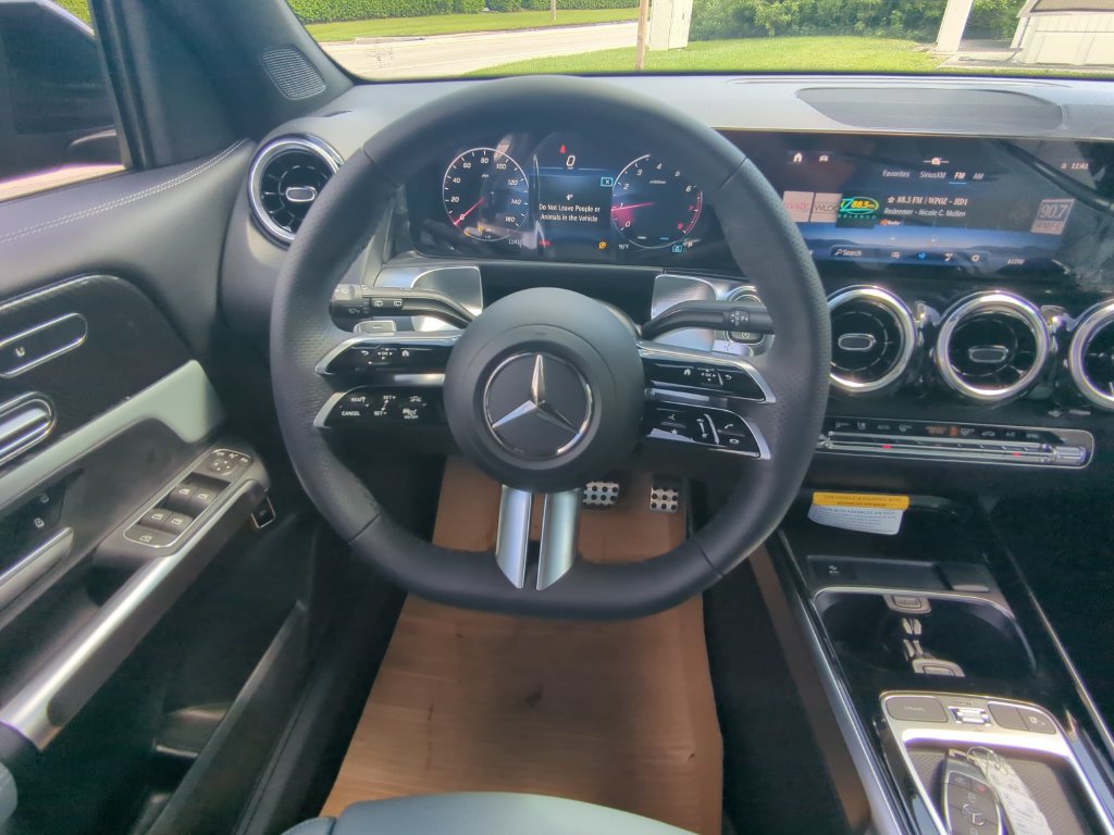 Used 2026 Mercedes-Benz GLB 250 image 3