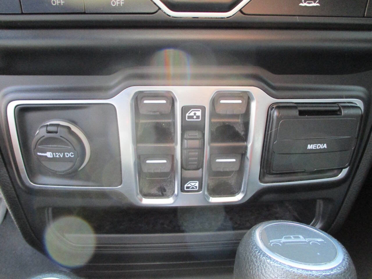 Used 2023 Jeep Gladiator Overland AWD/4WD image 13