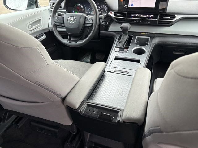 Used 2025 Toyota Sienna LE FWD image 32