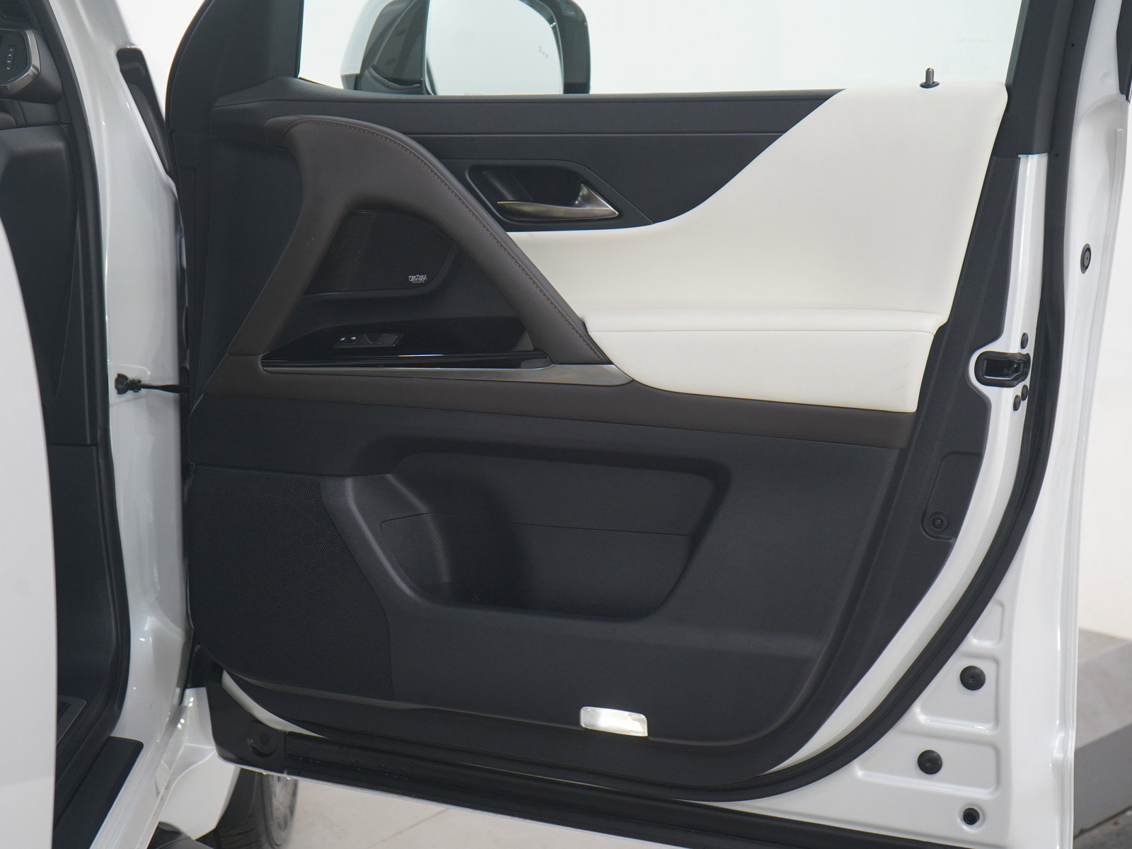 Used 2025 Lexus LX 600 4WD w/ Accessory Package (2T) image 14