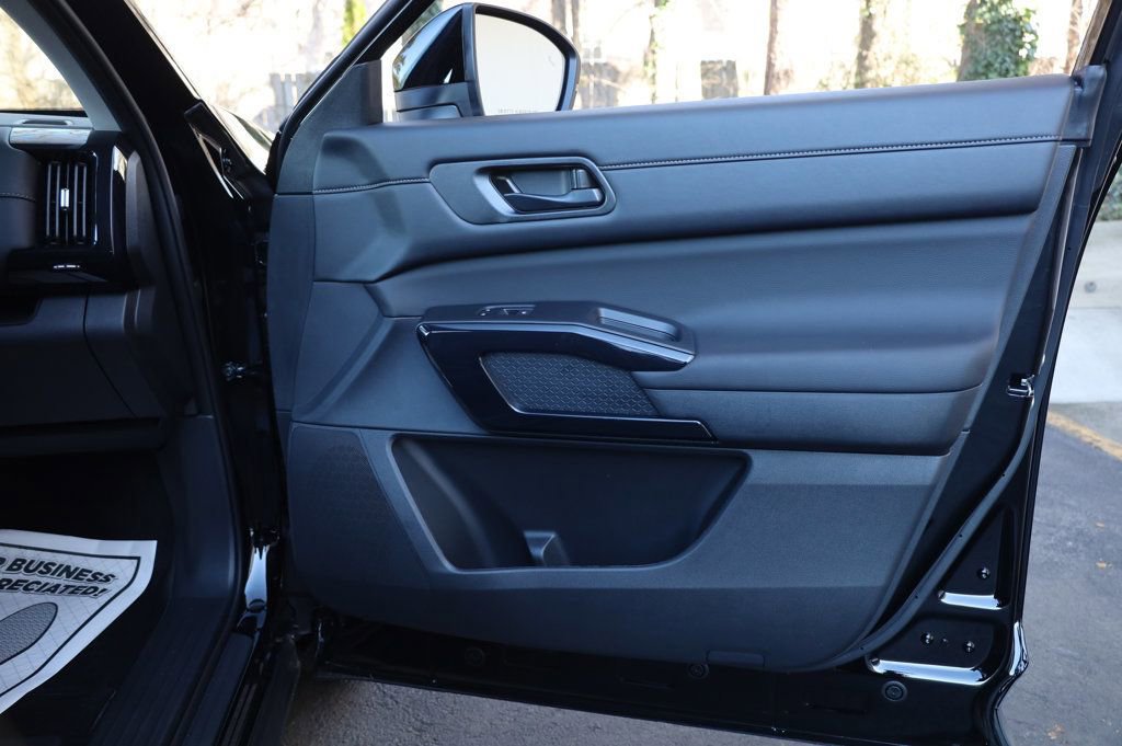 Used 2025 Nissan Pathfinder SV image 26