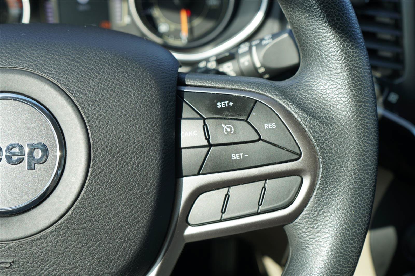Used 2019 Jeep Cherokee Latitude w/ Popular Appearance Group FWD image 15