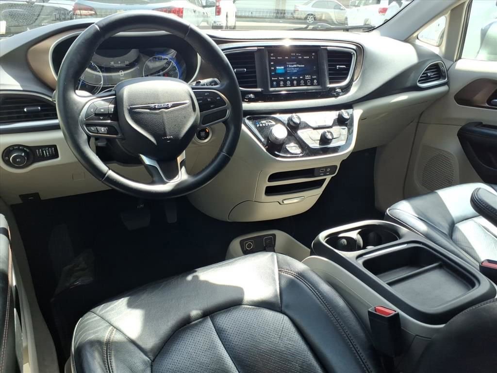 Used 2018 Chrysler Pacifica Touring-L FWD image 23
