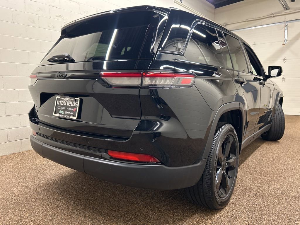 Used 2024 Jeep Grand Cherokee Altitude image 2