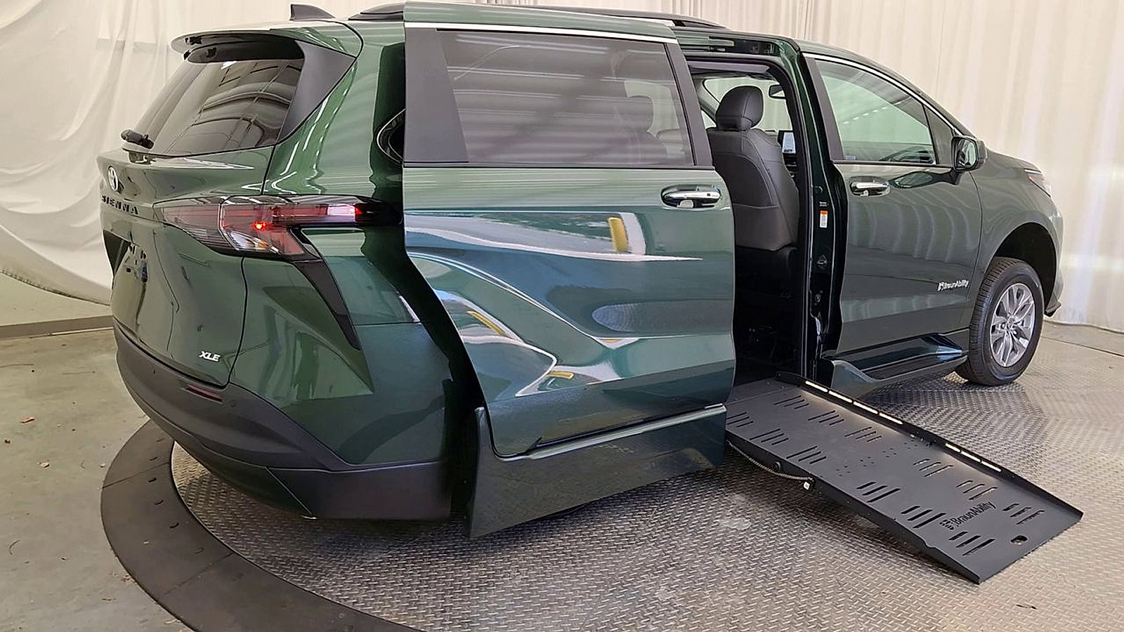 Used 2026 Toyota Sienna XLE FWD image 3