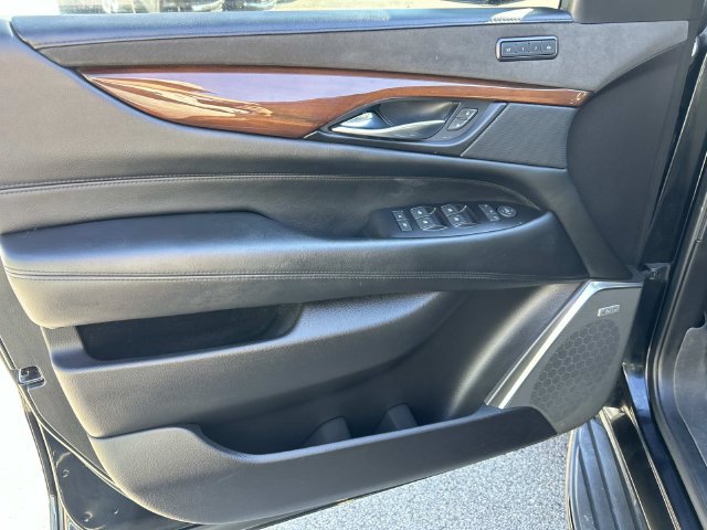 Used 2019 Cadillac Escalade Luxury w/ Escalade Sport Edition AWD/4WD image 18