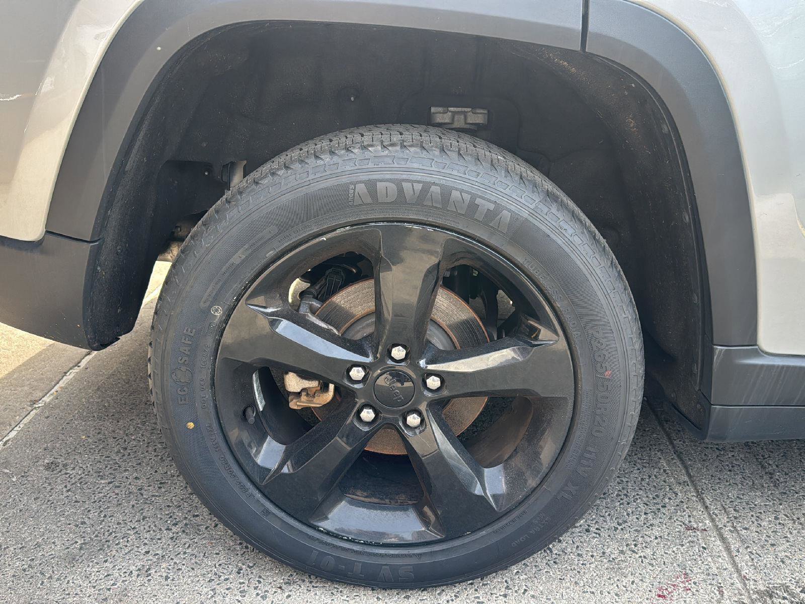 Used 2023 Jeep Grand Cherokee Altitude AWD/4WD image 38