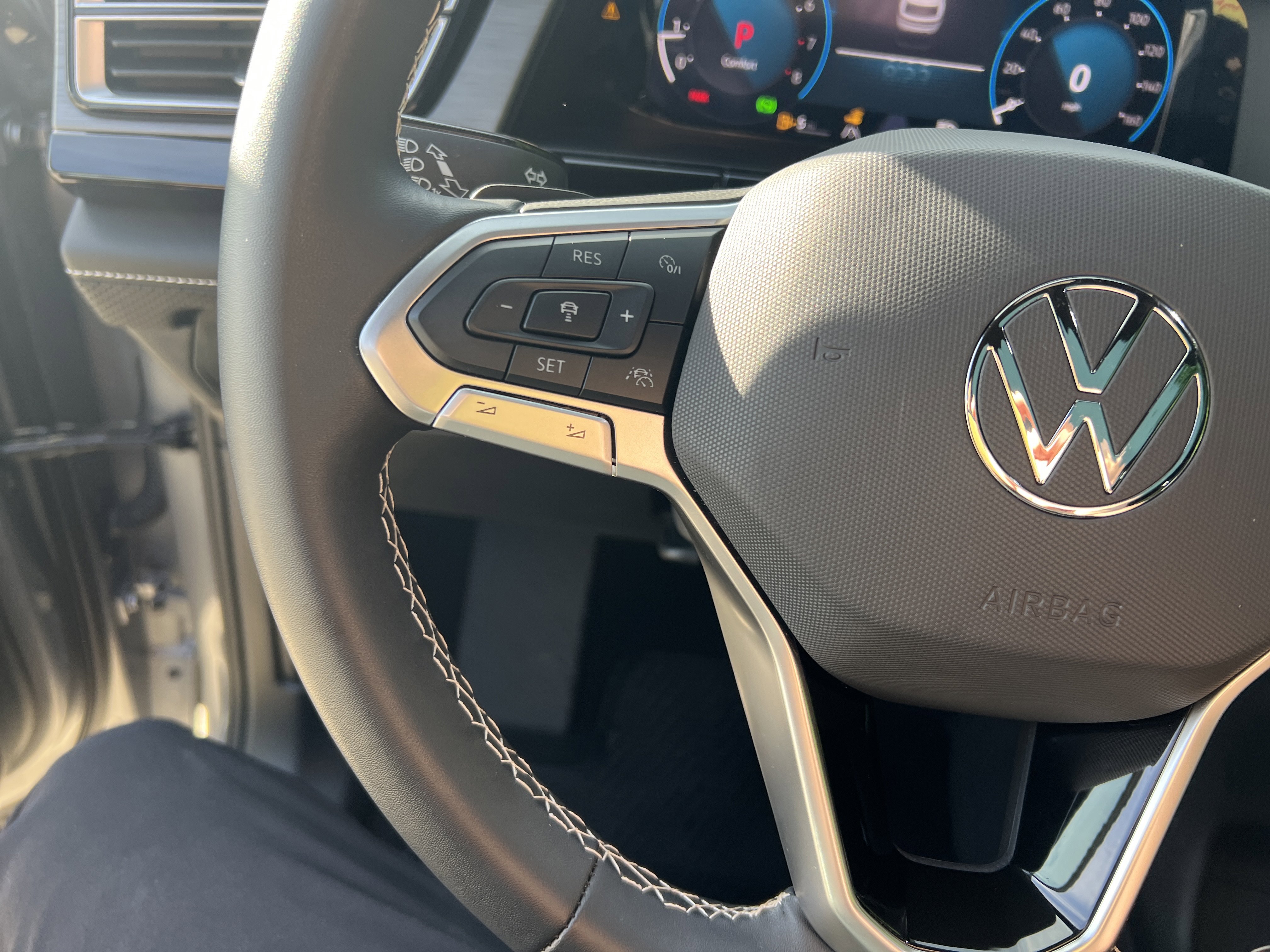 Certified 2025 Volkswagen Atlas Cross Sport SE w/ Panoramic Sunroof Package FWD image 18