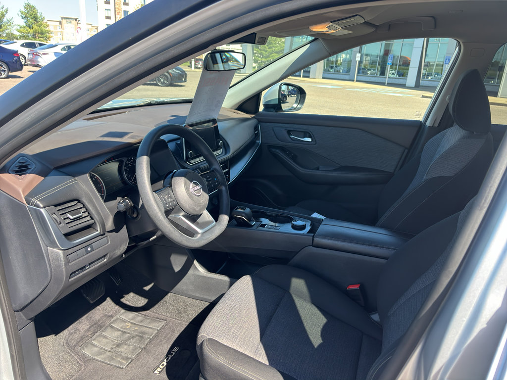 Used 2023 Nissan Rogue SV image 9