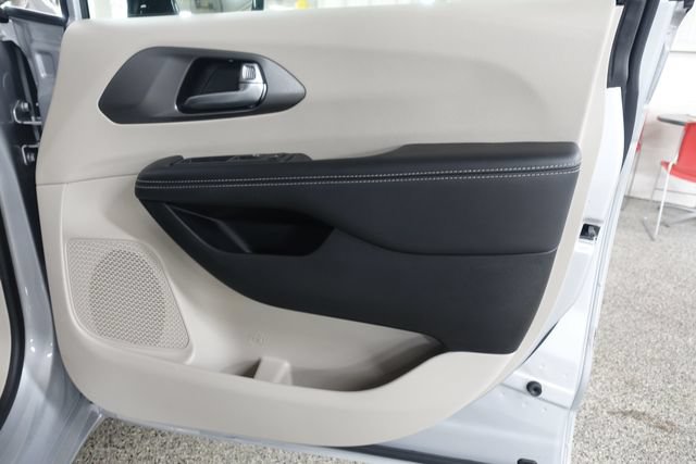 Used 2024 Chrysler Pacifica Touring-L FWD image 25