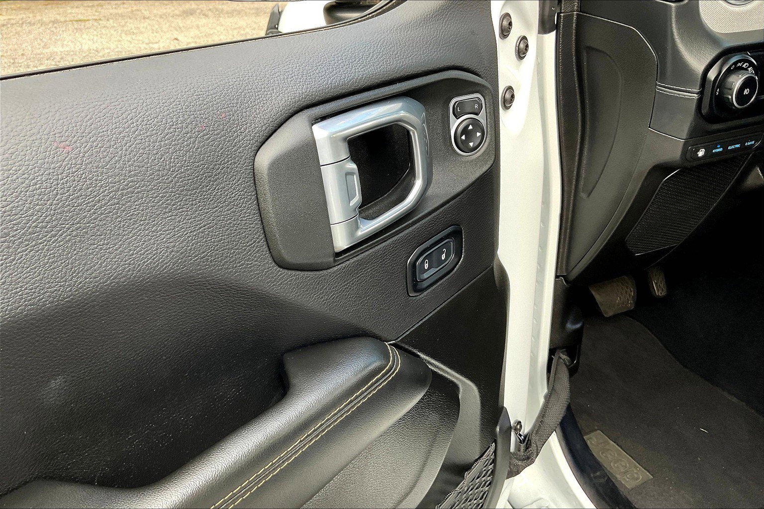 Used 2024 Jeep Wrangler Sahara image 32