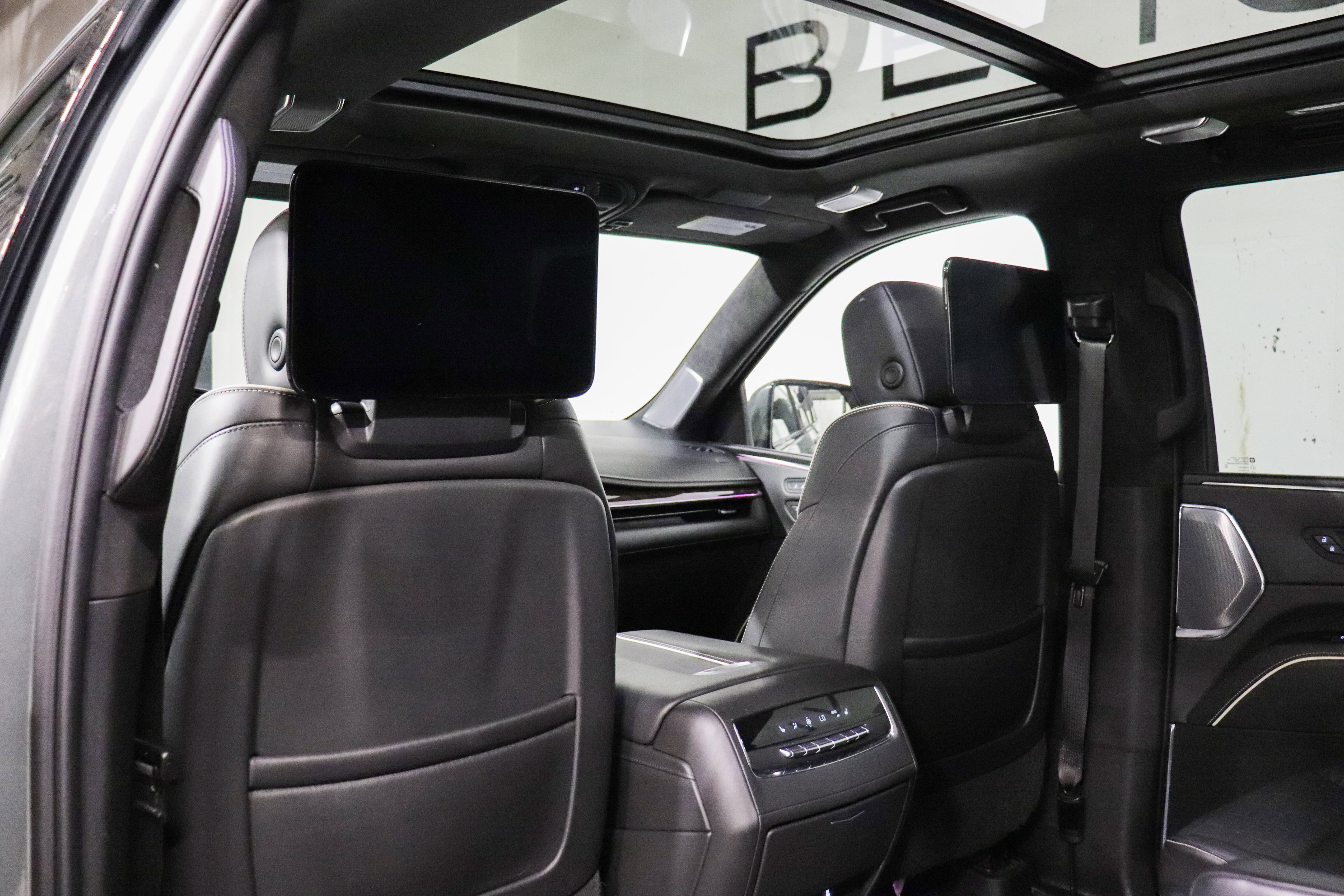 Used 2023 Cadillac Escalade ESV Sport Platinum w/ LPO, ONYX Package AWD/4WD image 17