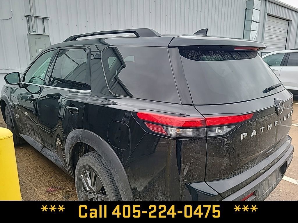 Used 2025 Nissan Pathfinder SV image 6