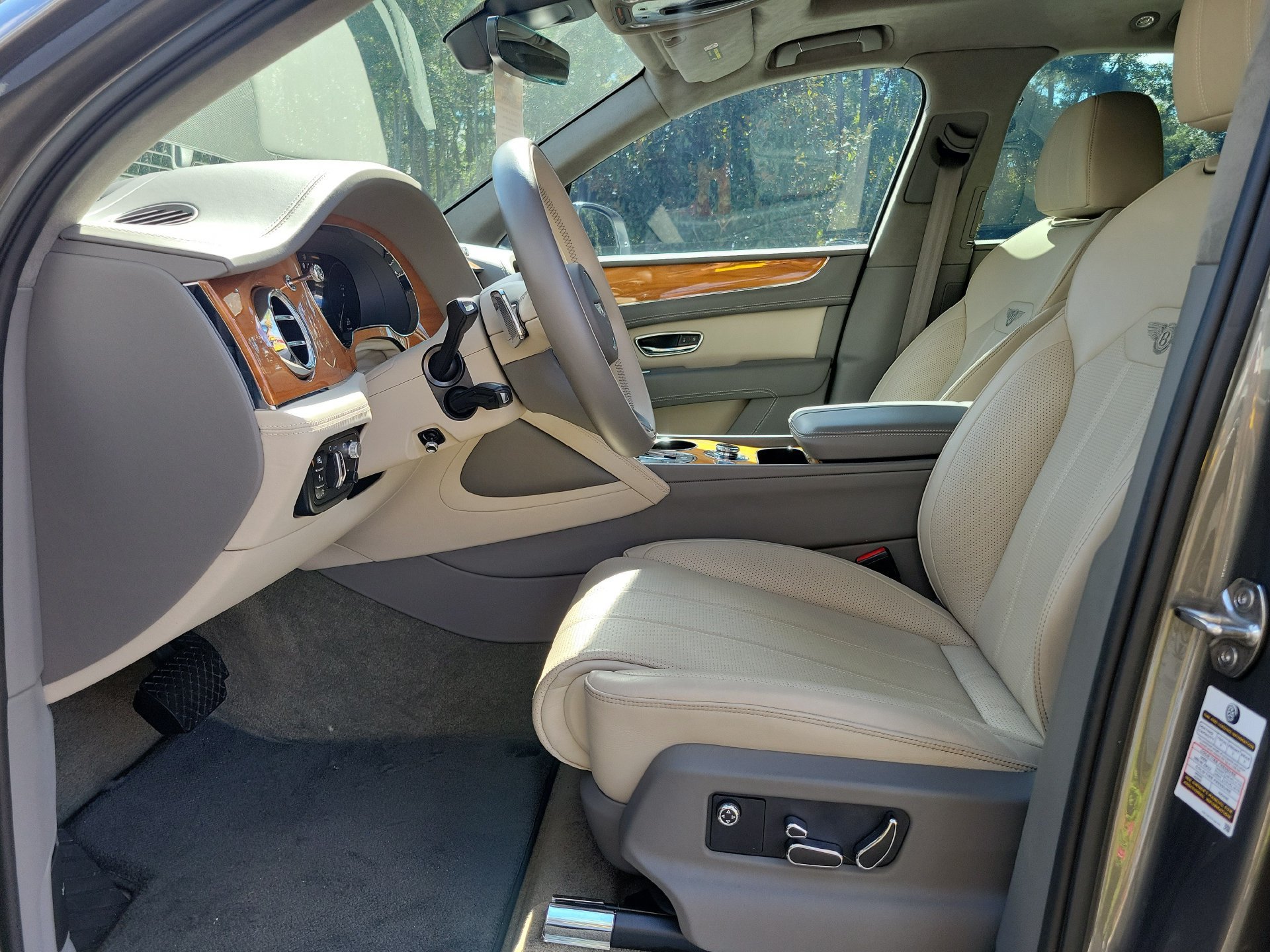 Certified 2023 Bentley Bentayga Plug-In Hybrid AWD/4WD image 48