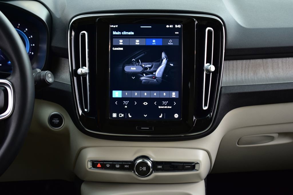 Used 2023 Volvo XC40 B5 Plus image 30