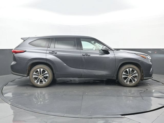 Used 2020 Toyota Highlander XLE FWD image 2