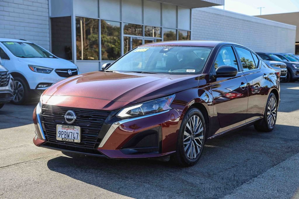Used 2025 Nissan Altima 2.5 SV FWD image 3