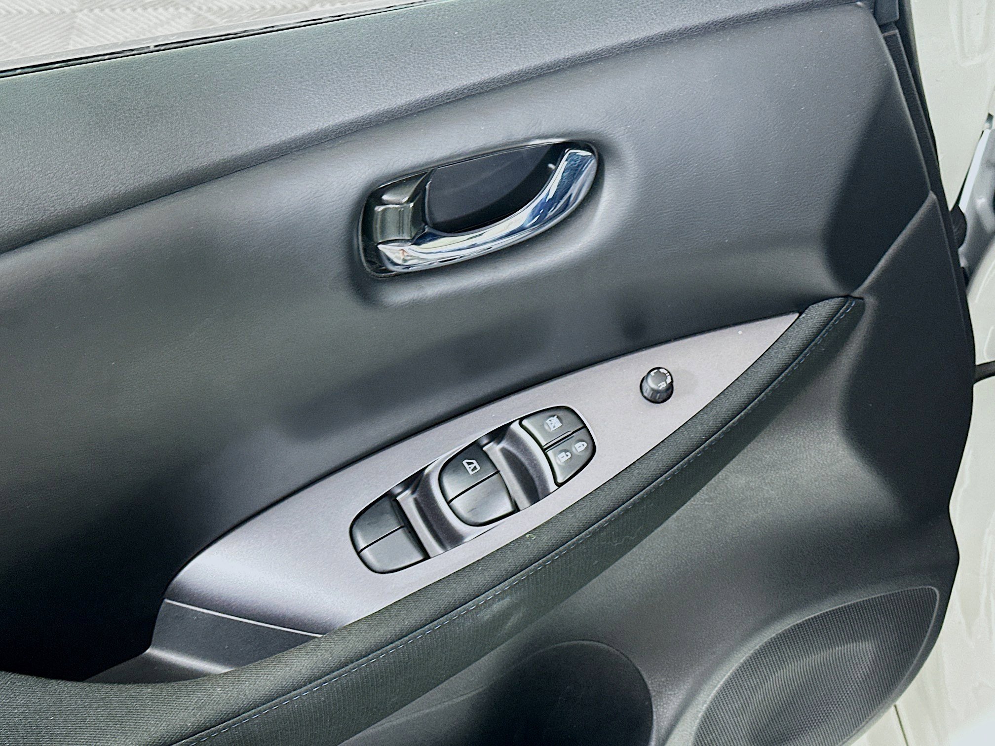 Used 2025 Nissan Leaf S image 15