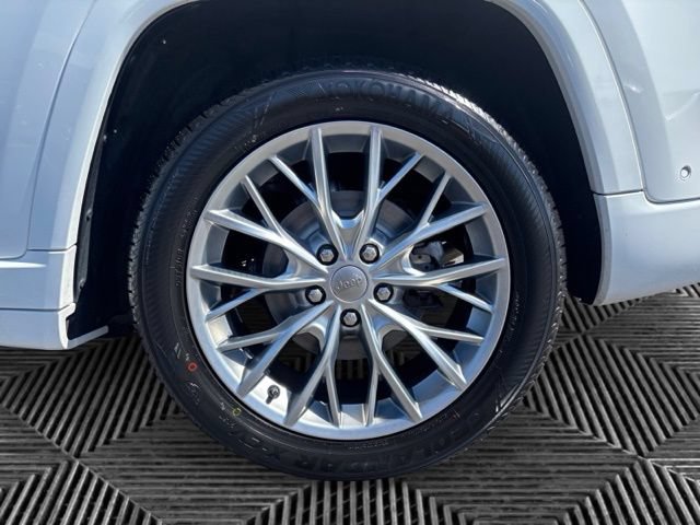 Used 2024 Jeep Grand Cherokee Summit AWD/4WD image 31