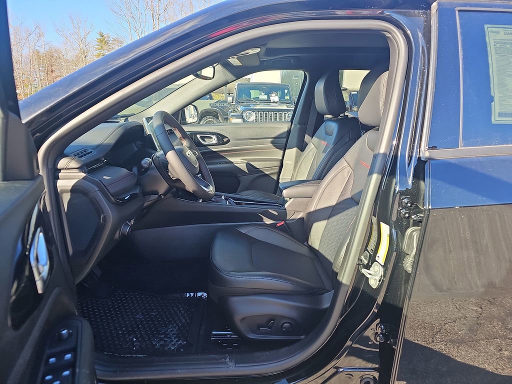 New 2026 Jeep Compass Trailhawk w/ Sun, Sound & Navigation Group AWD/4WD image 8