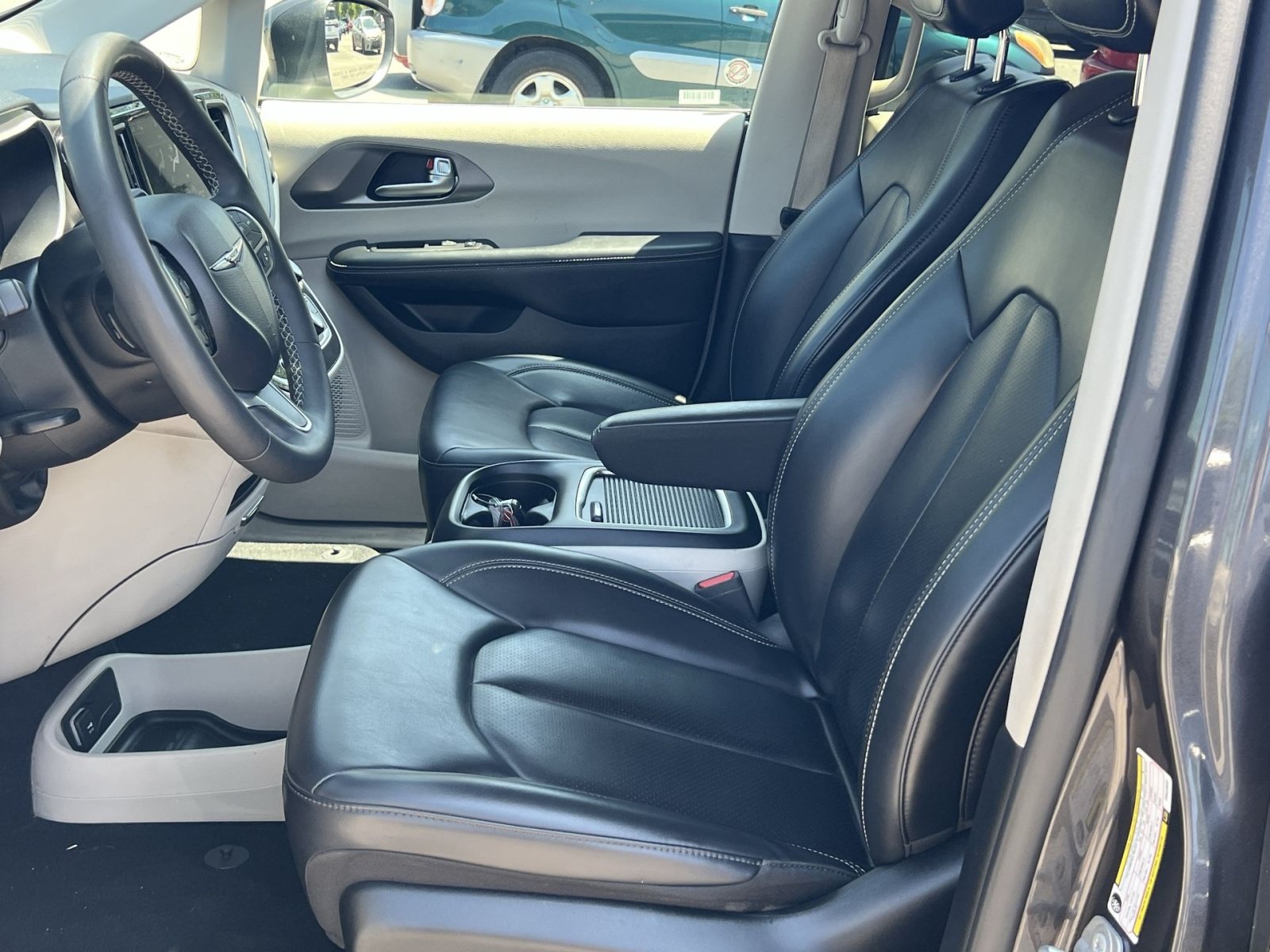 Used 2023 Chrysler Pacifica Touring-L FWD image 13