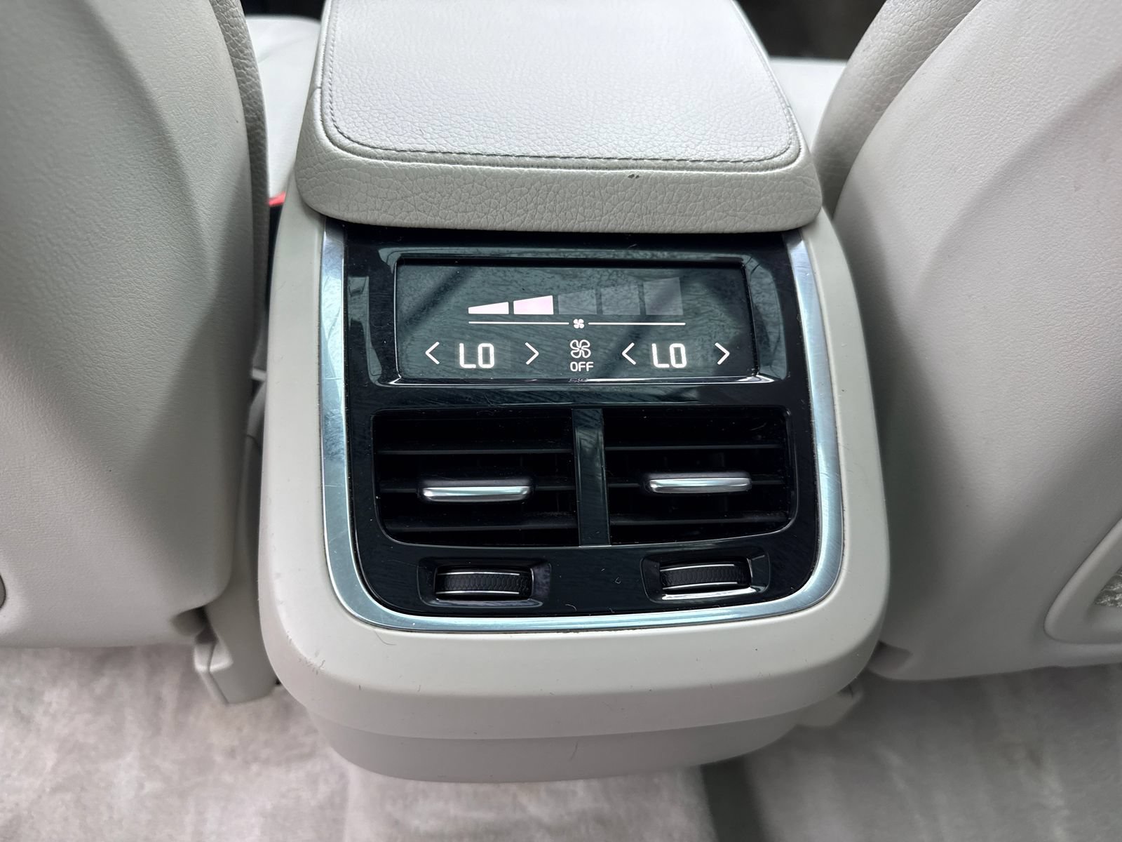 Used 2016 Volvo XC90 T6 Momentum w/ Protection Package Plus AWD/4WD image 38