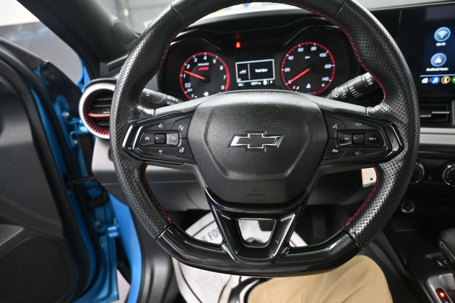 Used 2025 Chevrolet Trax RS w/ Sunroof Package FWD image 22