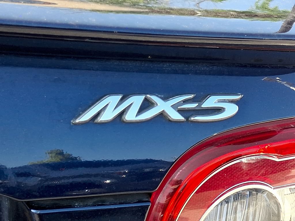 Used 2009 MAZDA MX-5 Miata Grand Touring w/ Premium Pkg RWD image 11