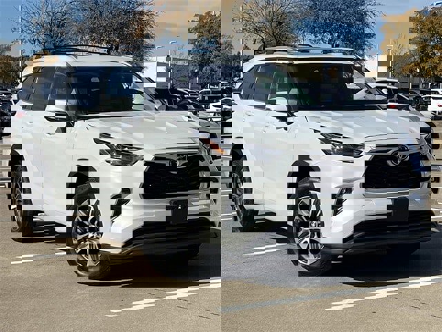 Used 2023 Toyota Highlander XLE video 2