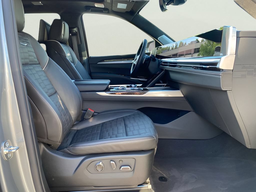 Certified 2026 Cadillac Escalade Platinum Sport w/ LPO, ONYX Package AWD/4WD image 18