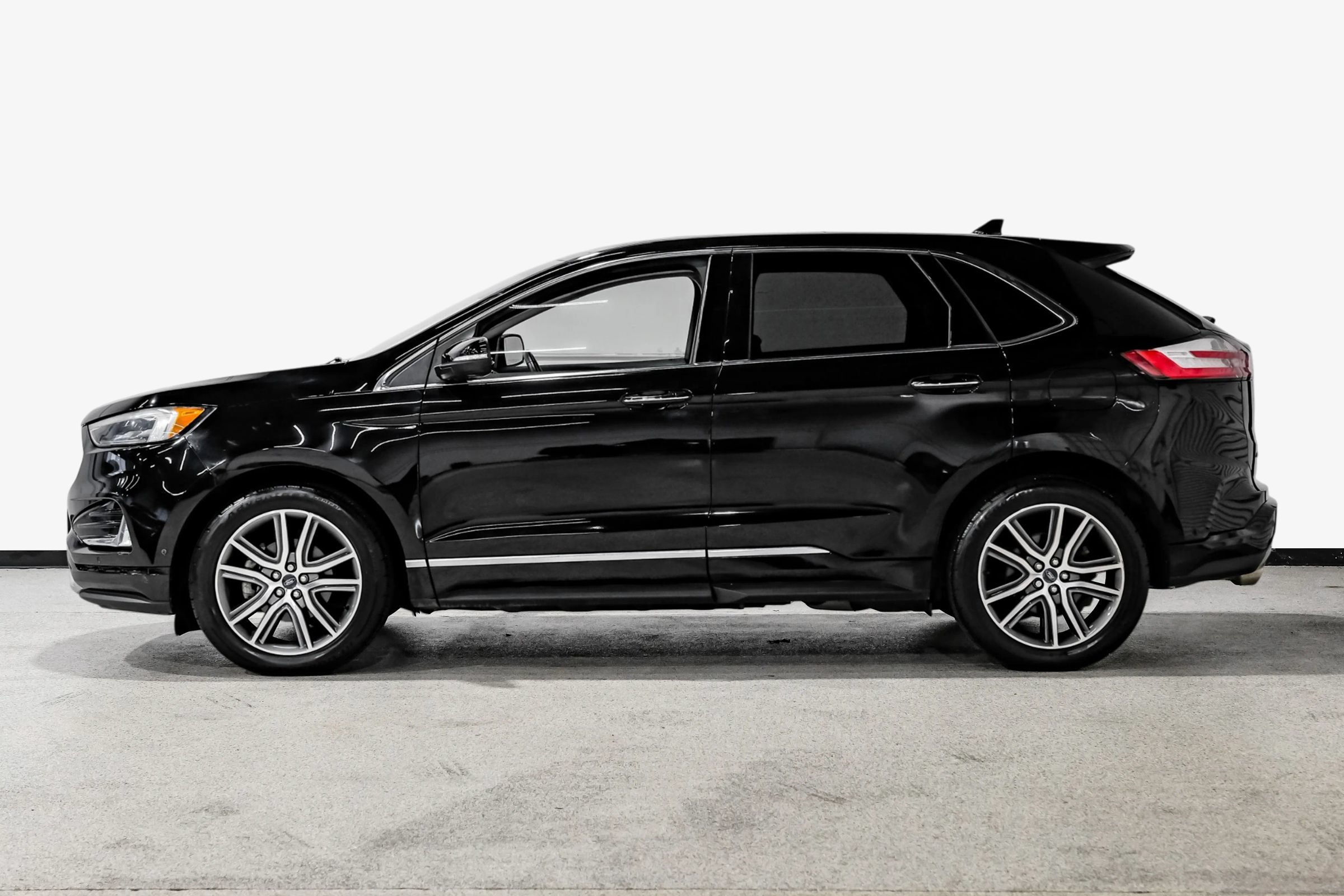Used 2019 Ford Edge Titanium w/ Equipment Group 301A FWD image 9