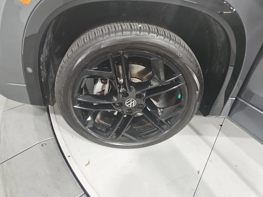Certified 2025 Volkswagen Tiguan SE R-Line AWD/4WD image 26