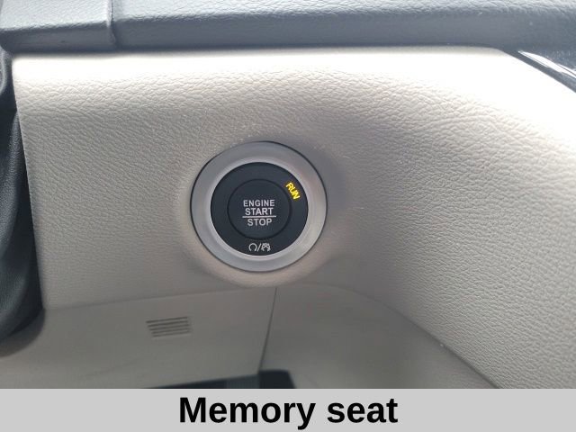 Used 2023 Chrysler Pacifica Touring-L image 6