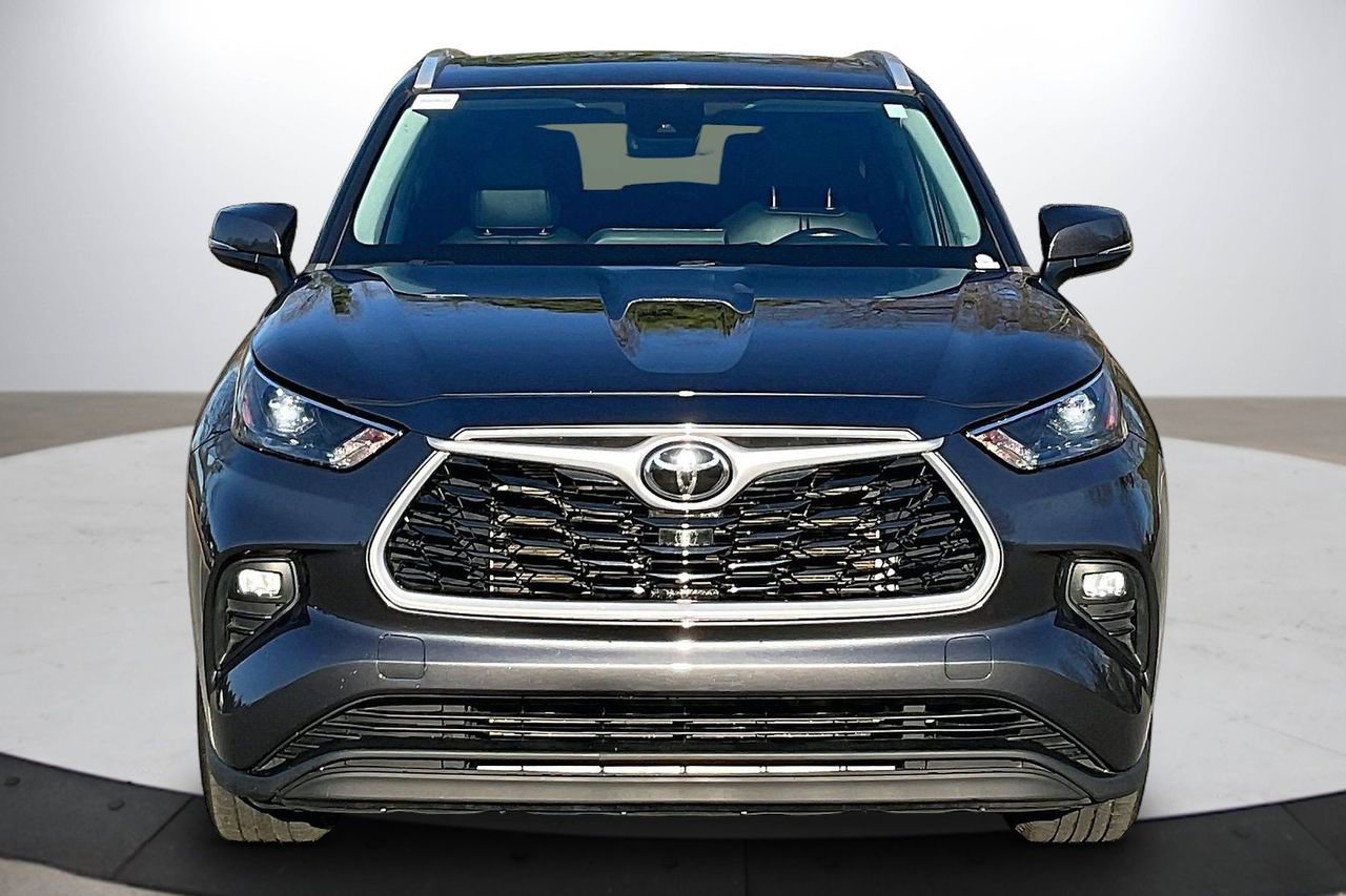 Used 2022 Toyota Highlander XLE image 3