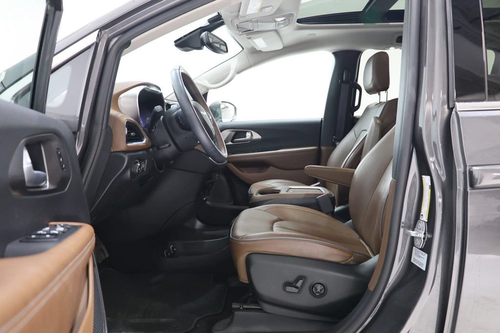 Used 2017 Chrysler Pacifica Limited w/ UConnect Theater Package FWD image 17
