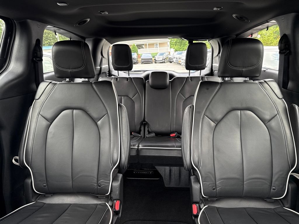 Used 2025 Chrysler Pacifica Limited FWD image 4