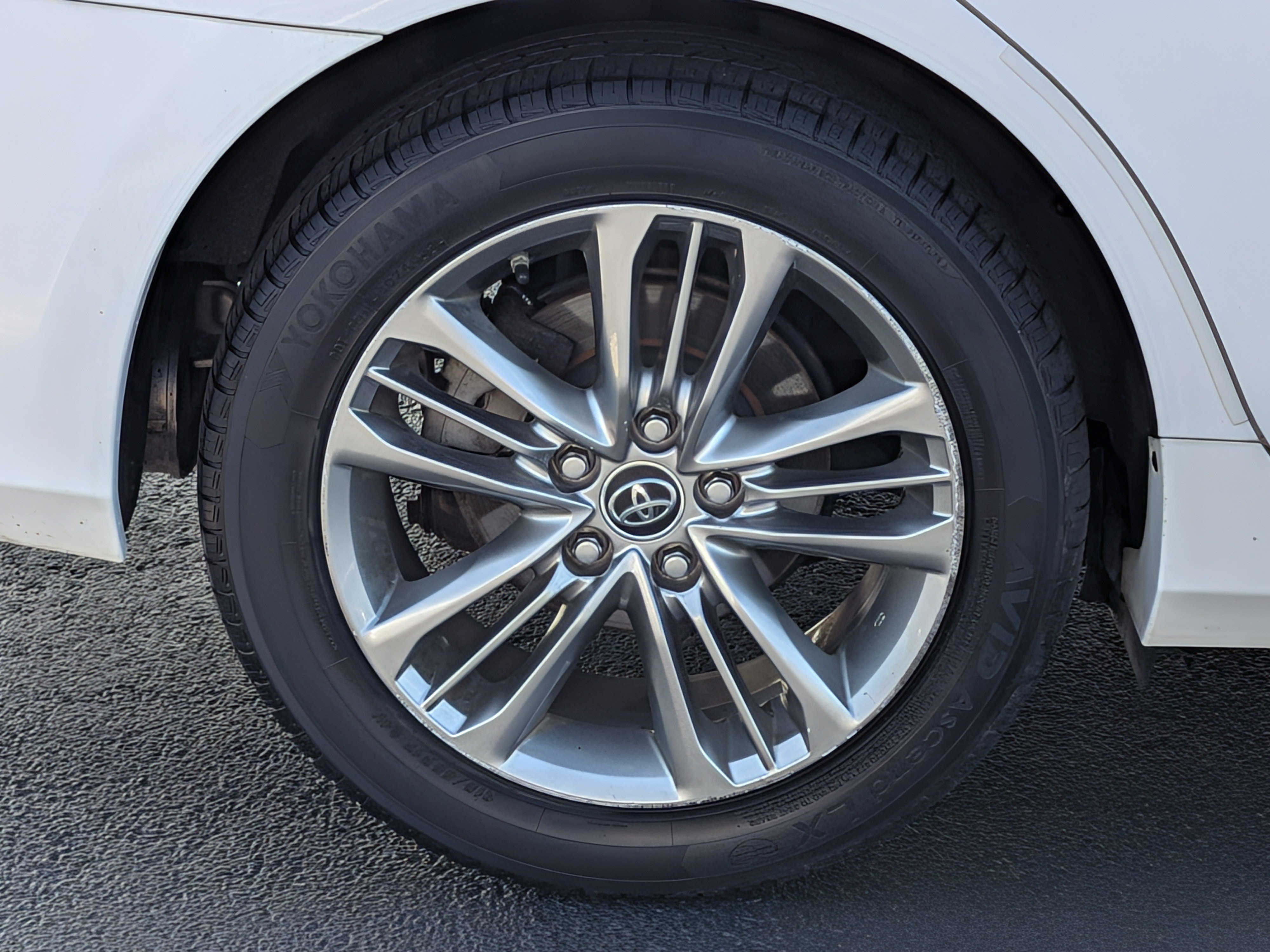 Used 2015 Toyota Camry SE w/ Moonroof Package FWD image 11