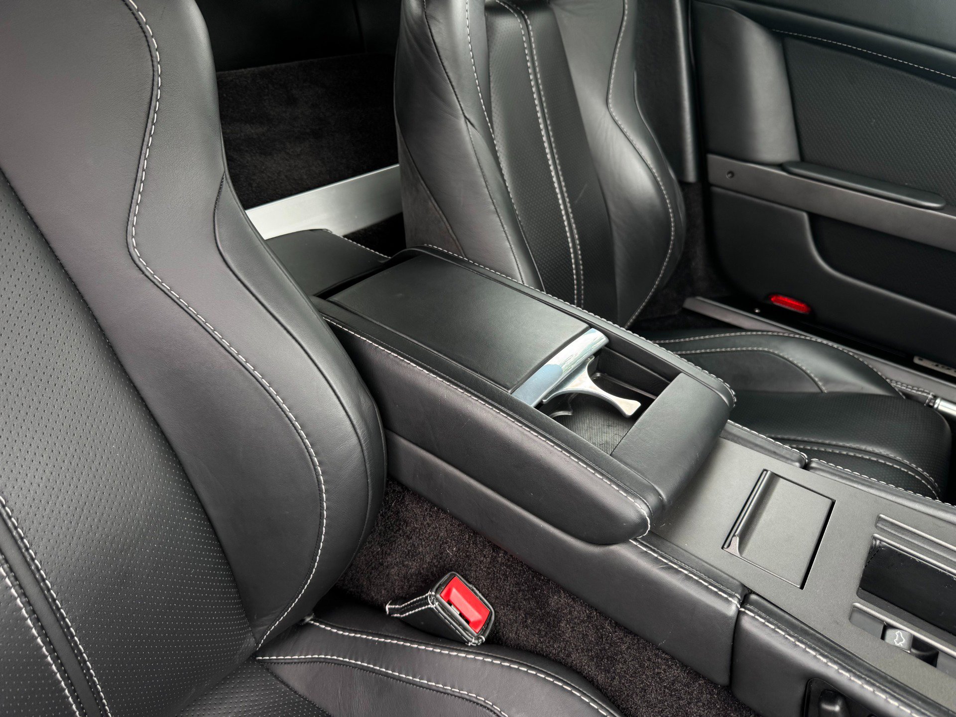 Used 2015 Aston Martin V8 Vantage GT image 25