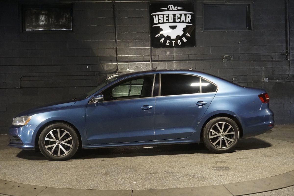 Used 2017 Volkswagen Jetta SE image 2