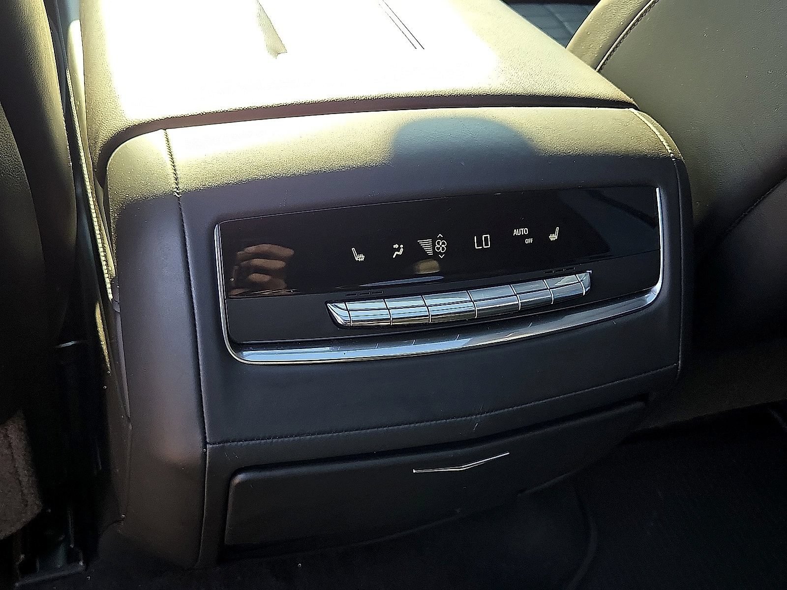 Used 2024 Cadillac Escalade Sport Platinum w/ LPO, ONYX Package AWD/4WD image 18