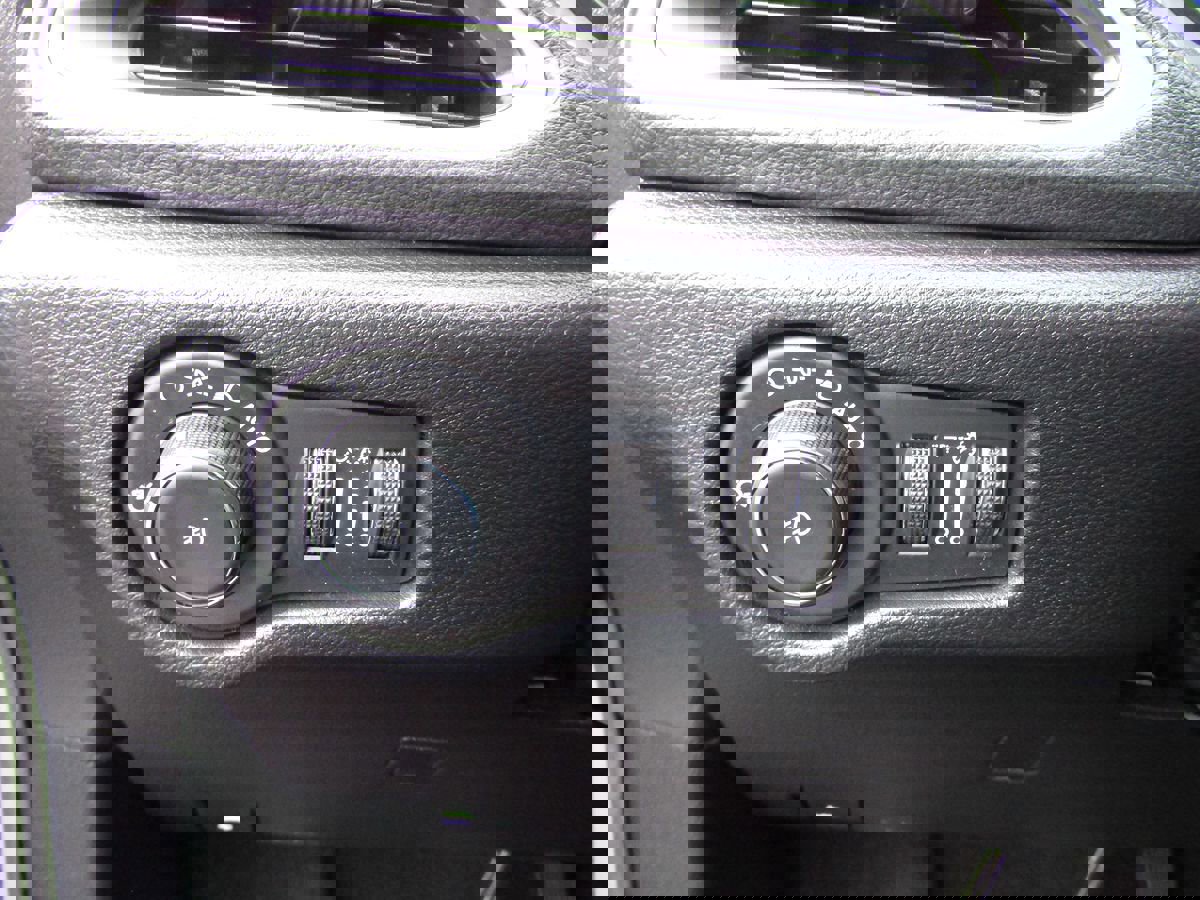 Used 2025 Chrysler Pacifica Limited image 12