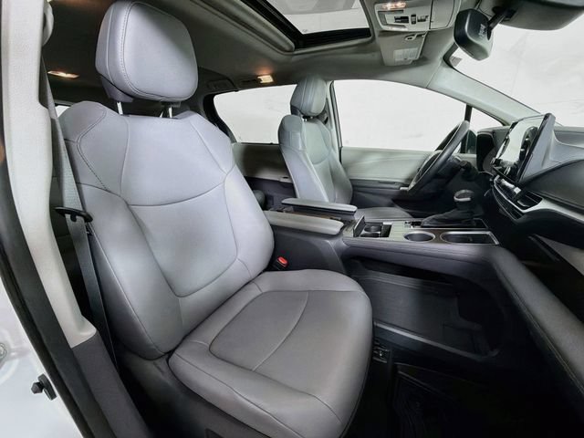 Used 2022 Toyota Sienna XLE w/ XLE Plus Package FWD image 36