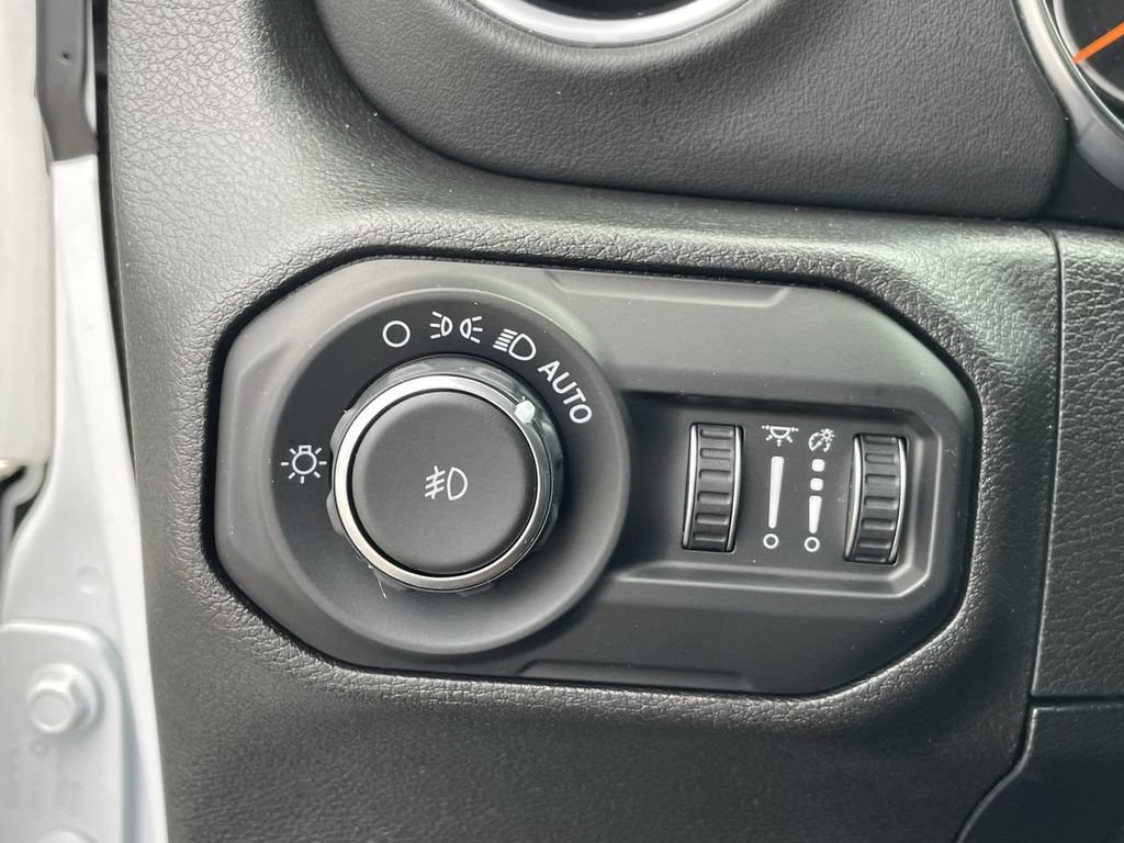 Used 2020 Jeep Wrangler Unlimited Sahara AWD/4WD image 29
