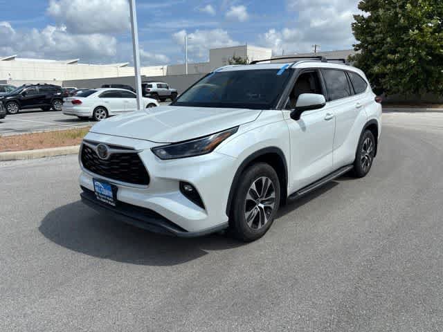 Used 2021 Toyota Highlander XLE FWD image 1