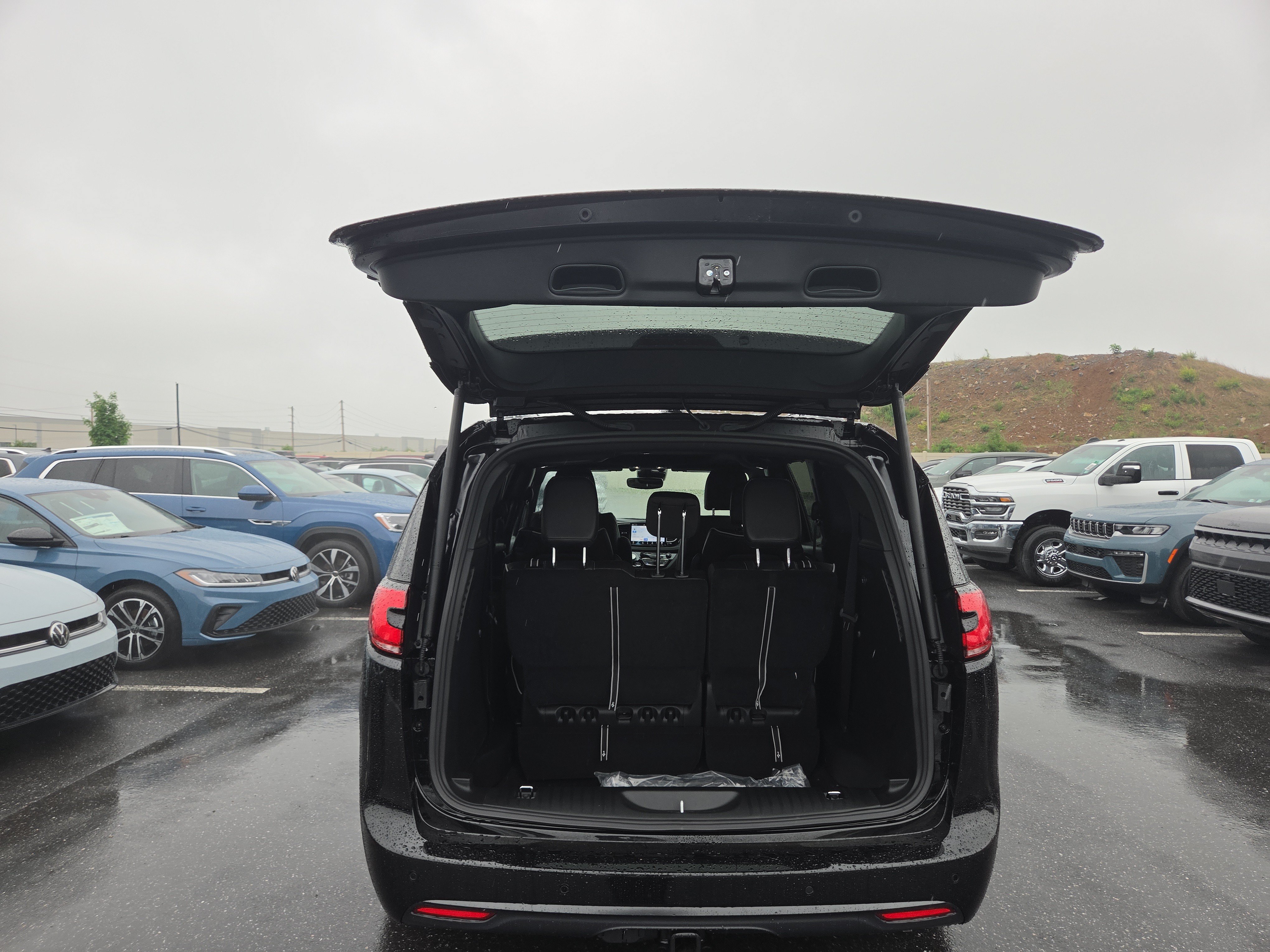 New 2027 Chrysler Pacifica Limited AWD/4WD image 24