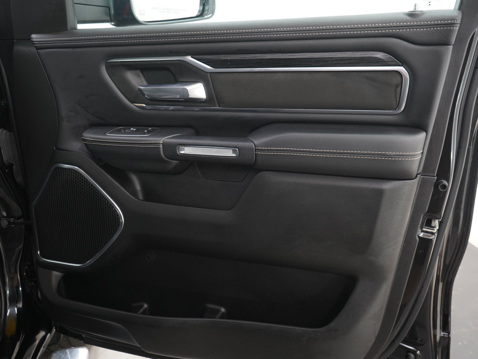 Used 2024 RAM 1500 Laramie AWD/4WD image 12