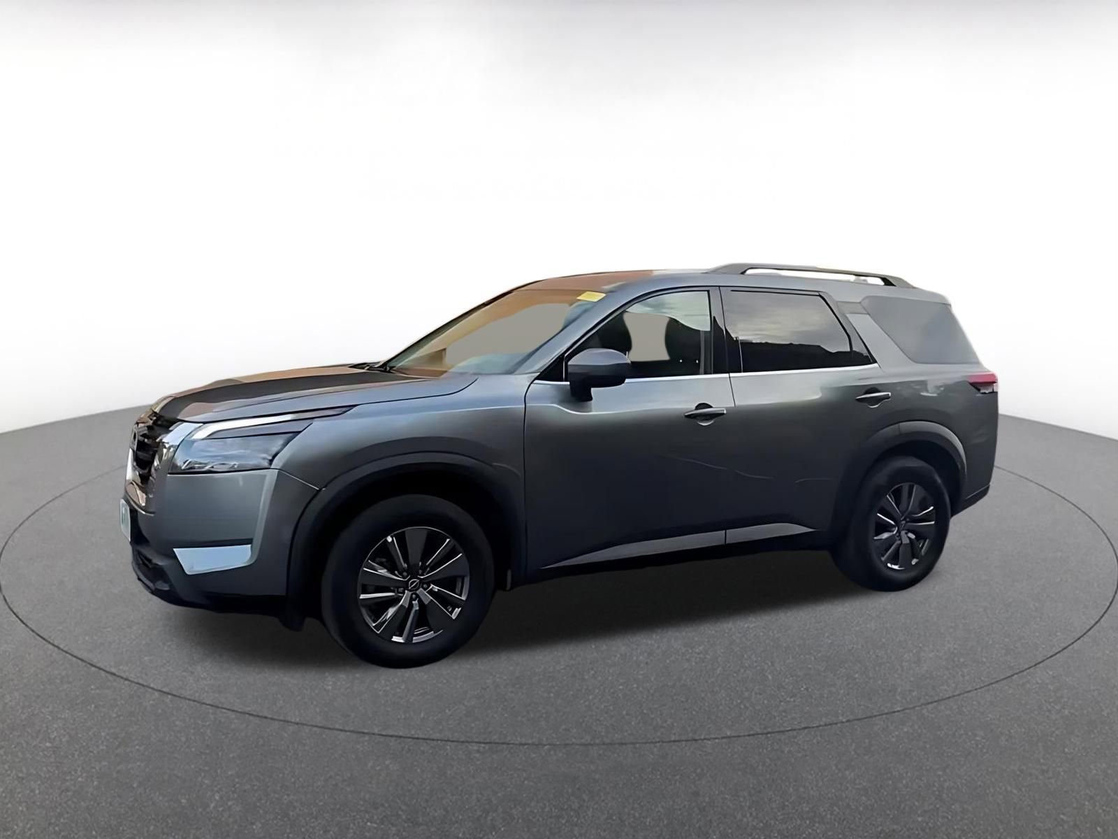 Used 2025 Nissan Pathfinder SV image 6