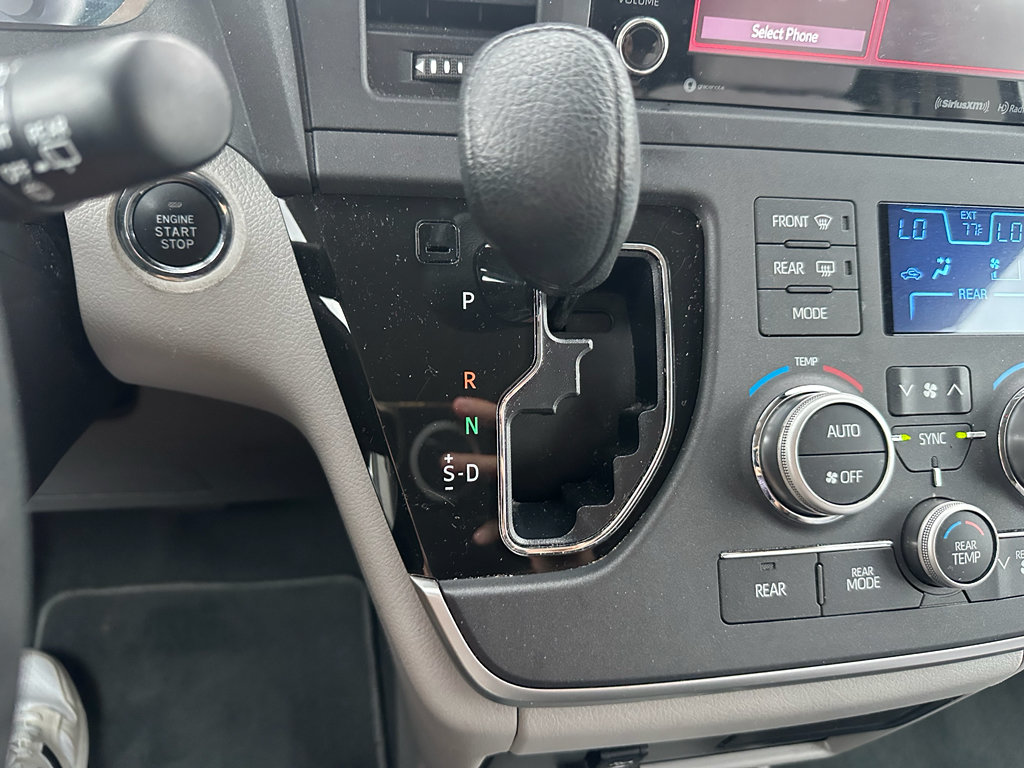 Used 2020 Toyota Sienna LE w/ LE Preferred Package FWD image 18