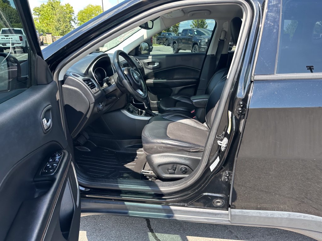 Used 2018 Jeep Compass Latitude w/ Popular Equipment Group AWD/4WD image 11