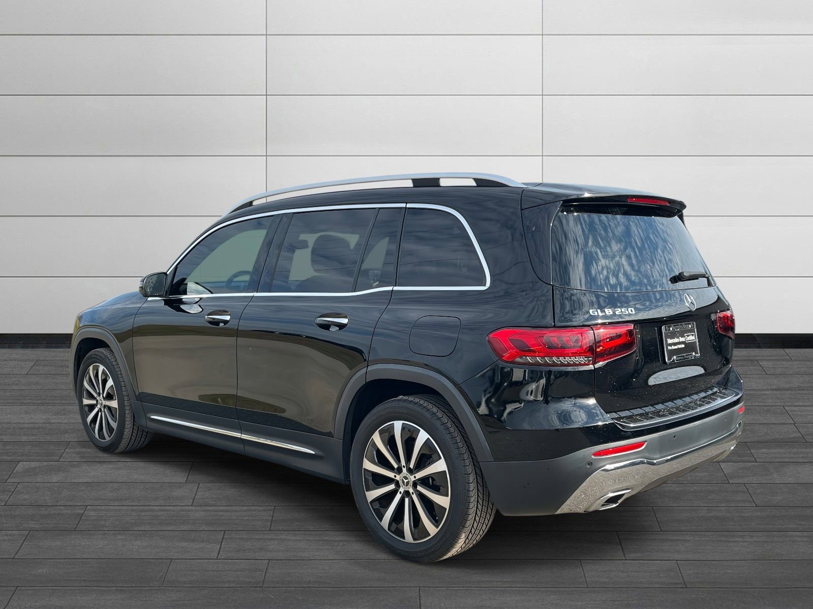 Used 2021 Mercedes-Benz GLB 250 w/ Premium Package image 4